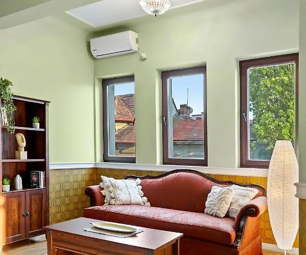 Heart Retreat Elegant Apartment
