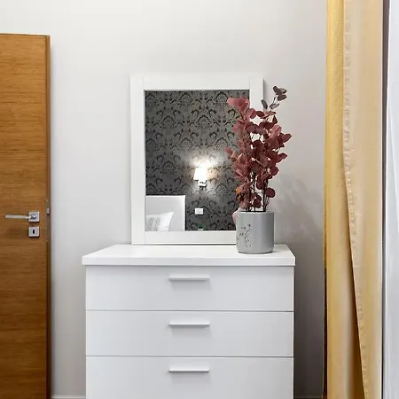 City Heart Retreat Elegant Apartment